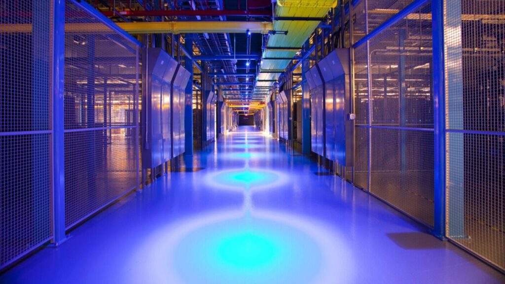 Sala azul con una seguridad muy avanzada donde se guardan todos los datos de internet