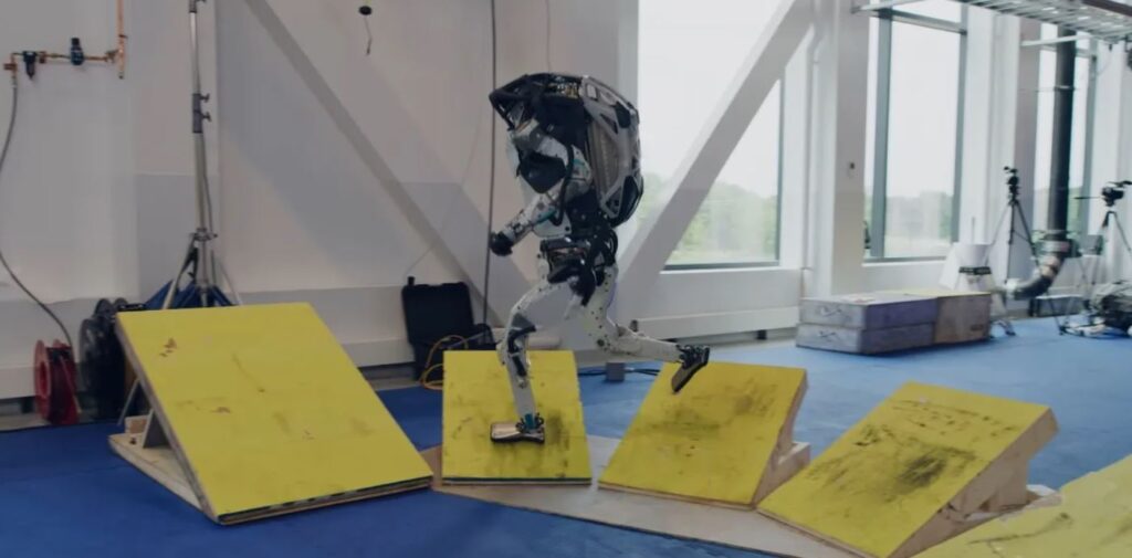 Robot superando obstaculos de parkour en un gimnasio de pruebas