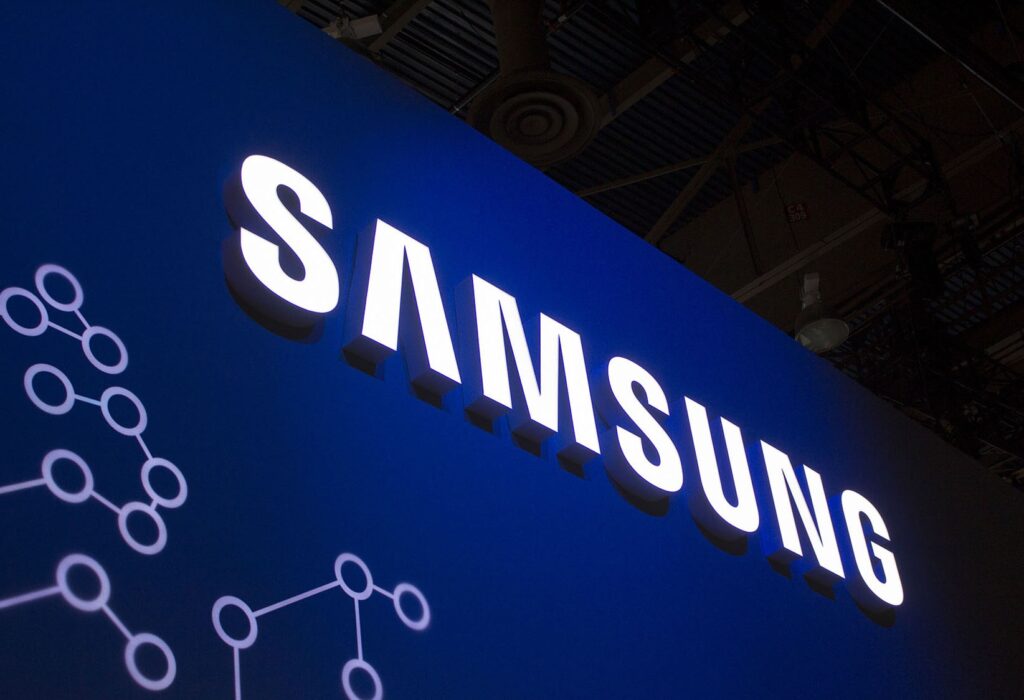 Logo real de Samsung sobre edificio