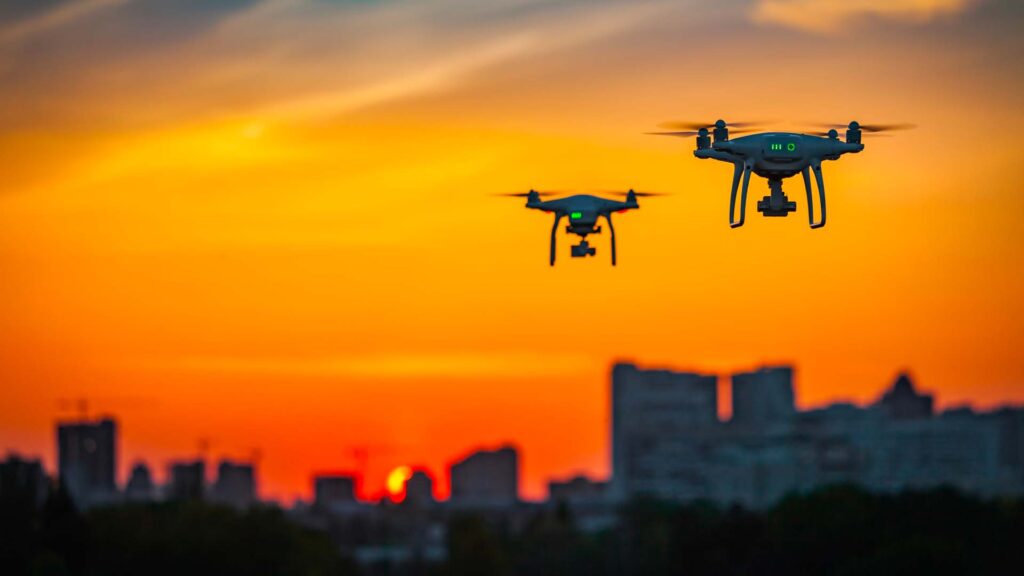 Los drones son dispositivos voladores no tripulados que utilizan la tecnología para realizar una gran variedad de tareas.