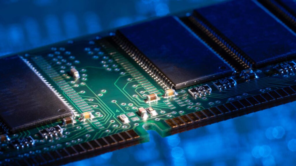 La fabricación de la memoria RAM es un proceso complejo que involucra varios pasos importantes. Es un componente esencial en nuestro Pc.