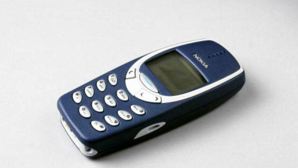 Nokia 3310 azul encima de una mesa blanca