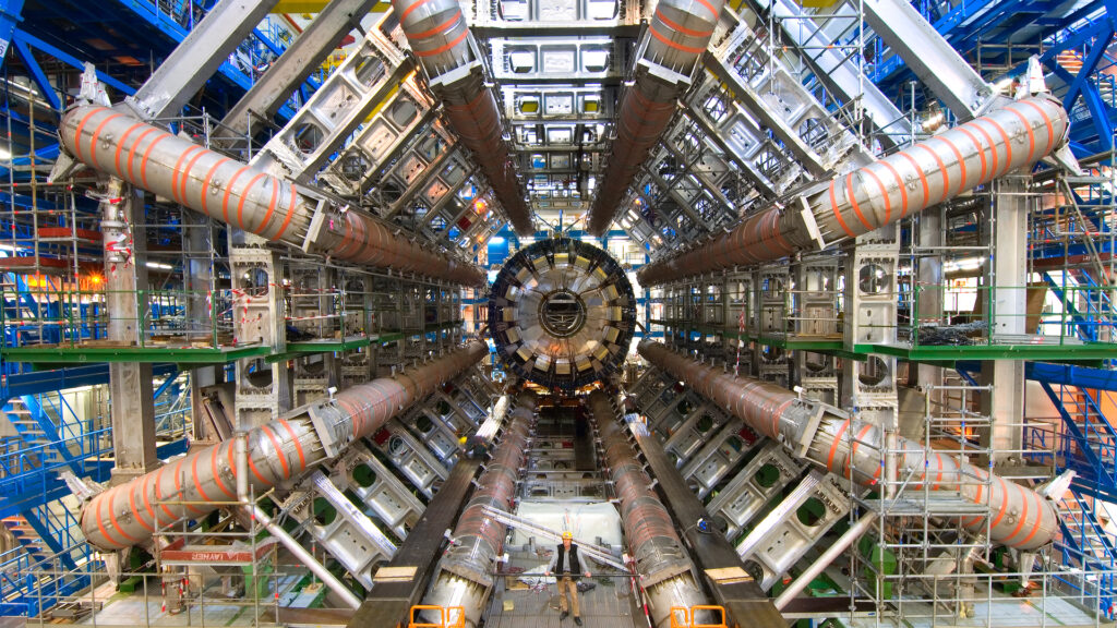 El Large Hadron Collider es un logro destacado de la ciencia y la ingeniería, siendo actualmente la mayor máquina científica del mundo.
