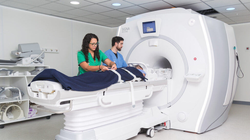 Doctores haciendo un tac a un enfermo de cáncer