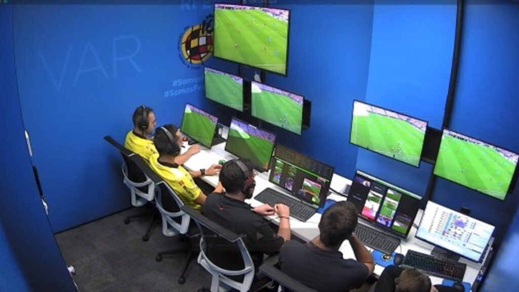 Sala de sistema del var , donde varios árbitros están revisando una jugada polémica en un partido de fútbol.