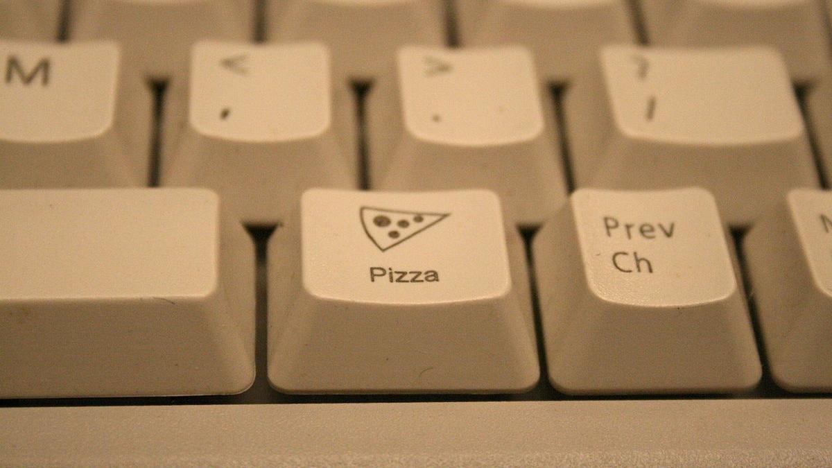 Descubre la historia detrás de la curiosa tecla en forma de pizza en los PCs de los años 90. Explora cómo un PC para Internet con una tecla peculiar