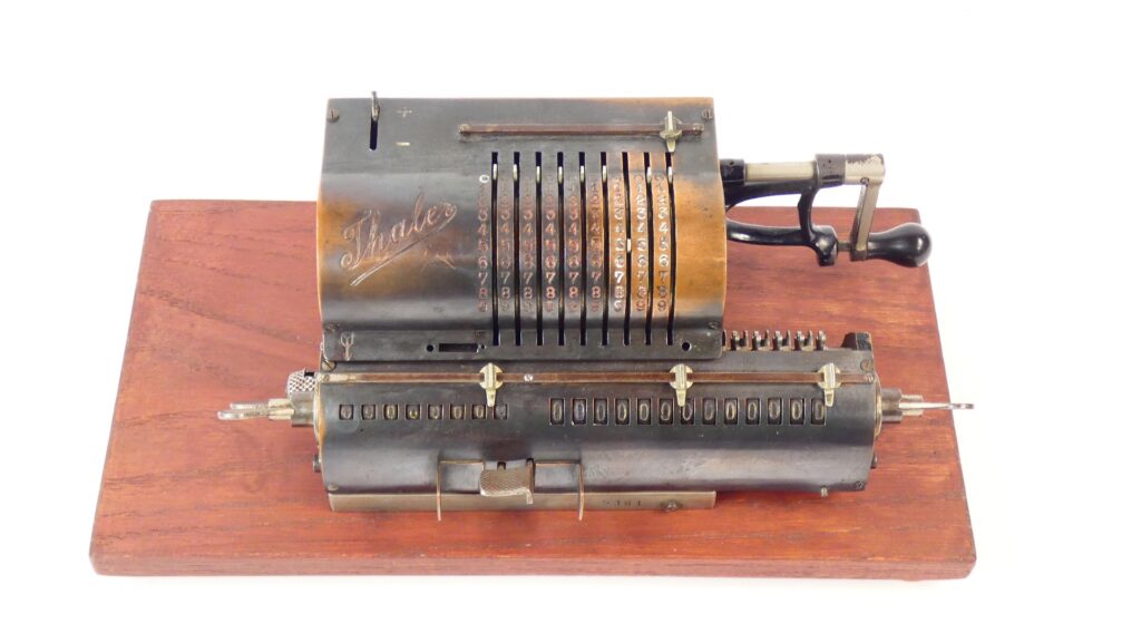 Calculadora mecánica del año 1919.