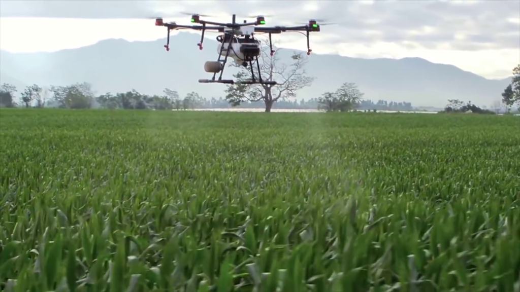 Dron supervisando desde el cielo y regando un campo de hortalizas