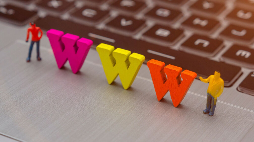 World Wide Web —comúnmente conocida como WWW, W3, o la Web— es un sistema interconectado de páginas web públicas accesibles a través de Internet.