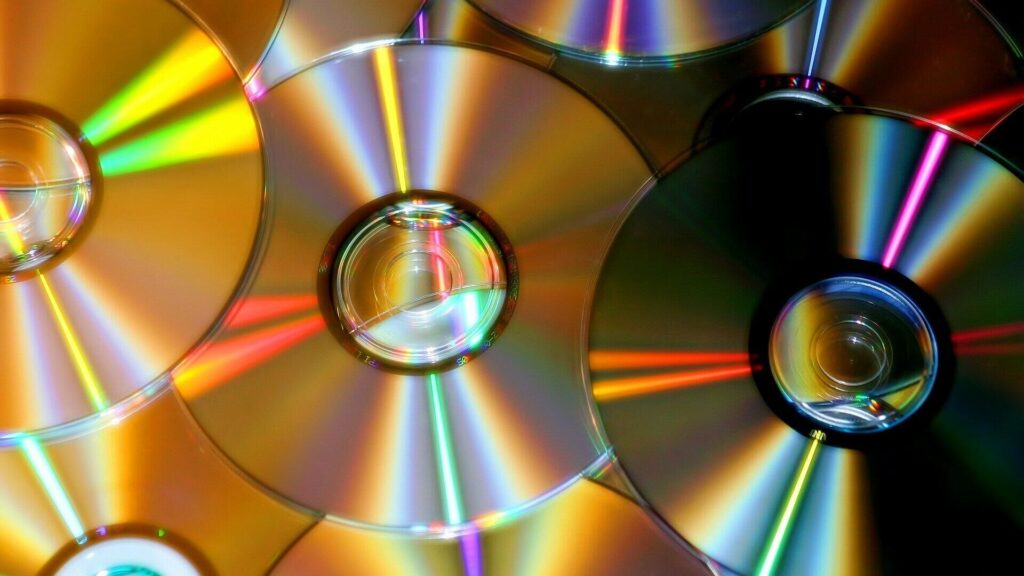 Antes de despedirte de tus discos y DVD antiguos, reflexiona sobre los beneficios tangibles y emocionales que ofrecen.