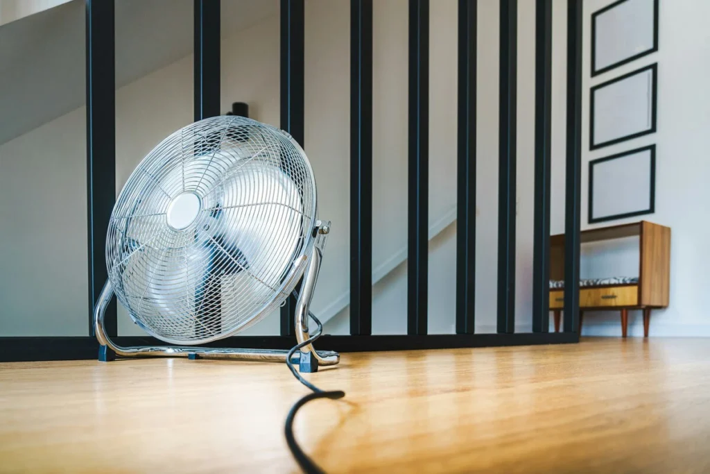 Descubre cuál es la mejor opción para mantener tu hogar fresco este verano: encender 20 ventiladores o utilizar un aire acondicionado