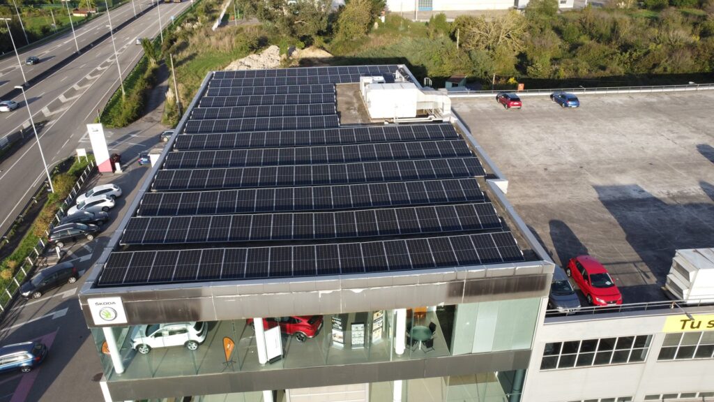 Un nuevo estudio revela que cubrir las autopistas con techos solares fotovoltaicos podría ser más beneficioso de lo que imaginamos.