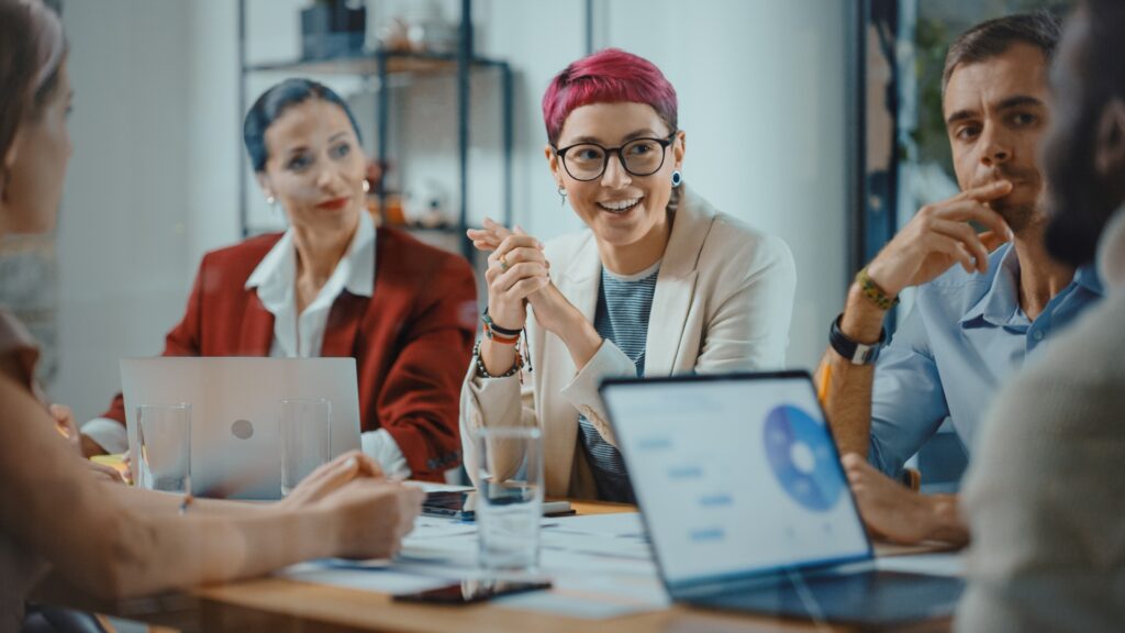 Con programas de mentoría, ajustes en las estructuras salariales y la creación de más oportunidades para las mujeres, la tecnología mejoraría